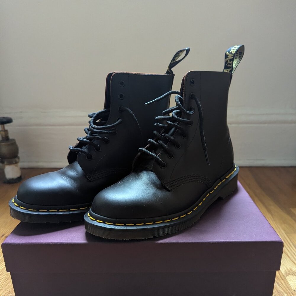 Dr. Martens Docs made in UK England 1460 black leather combat boots